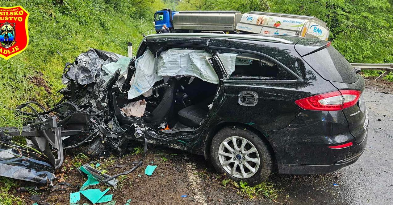 FOTO: V hudi prometni nesreči na cesti Maribor-Dravograd ena oseba poškodovana
