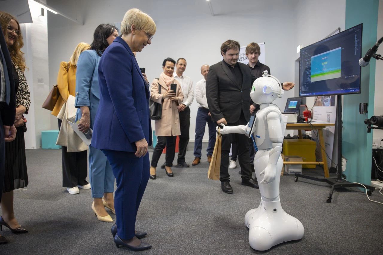 Mariborska inovacija navdušuje: Robotka Frida spoznala predsednico države