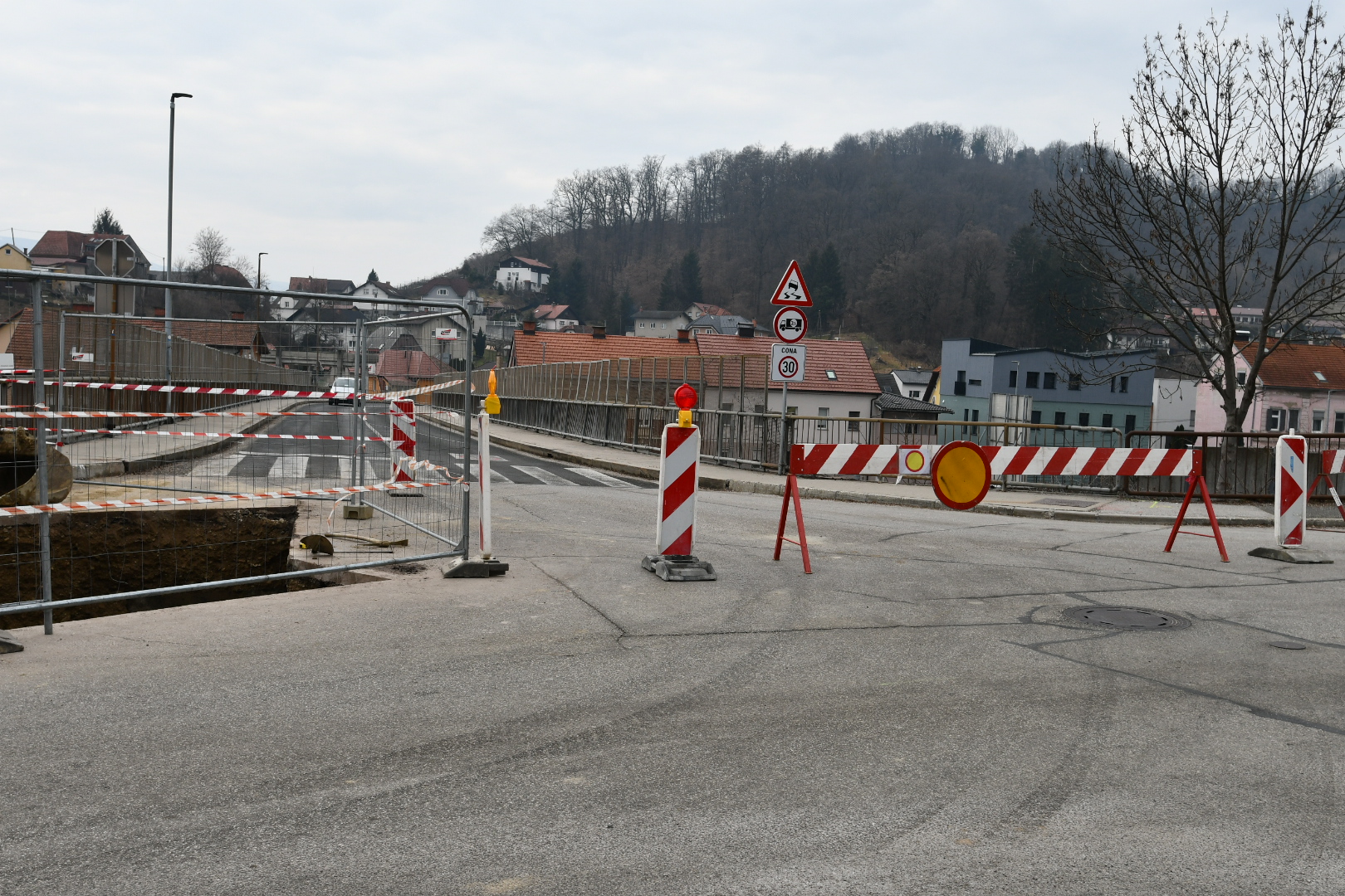 FOTO: Popolna zapora nadvoza na Krčevinski