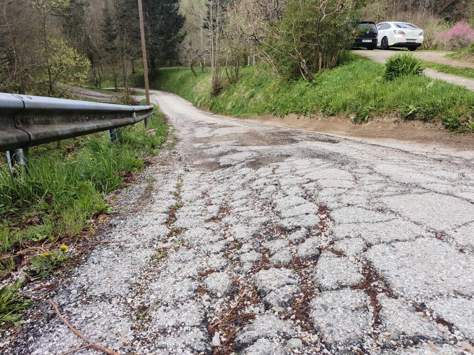 Katastrofalna cesta v Kamnici: Starejši vozila puščajo po gozdnih poteh, domov gredo raje peš