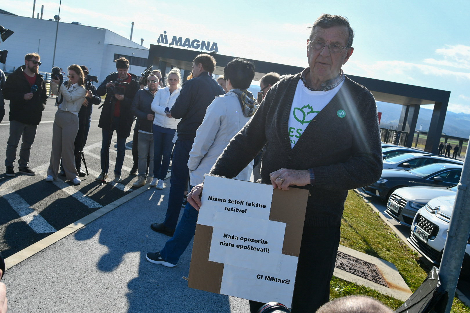 VIDEO: Protest delavcev Magne: &#8220;Odločitev o preselitvi proizvodnje nezakonita&#8221;