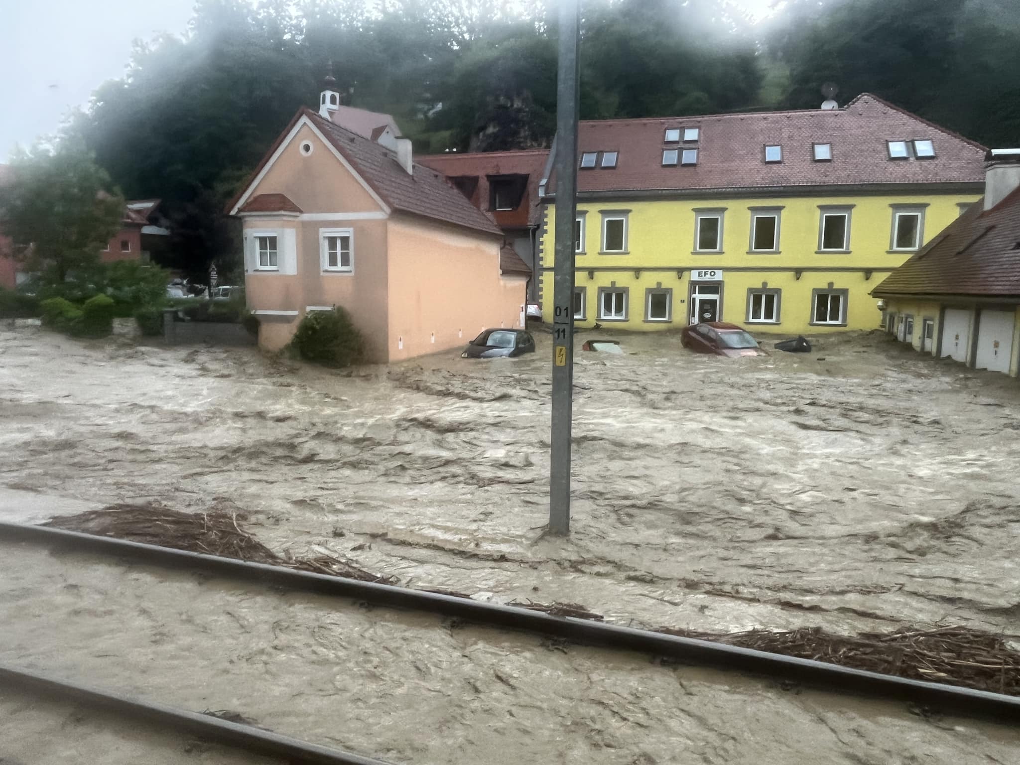 FOTO: Močna supercelična nevihta včeraj ponovno pustošila v naši bližini