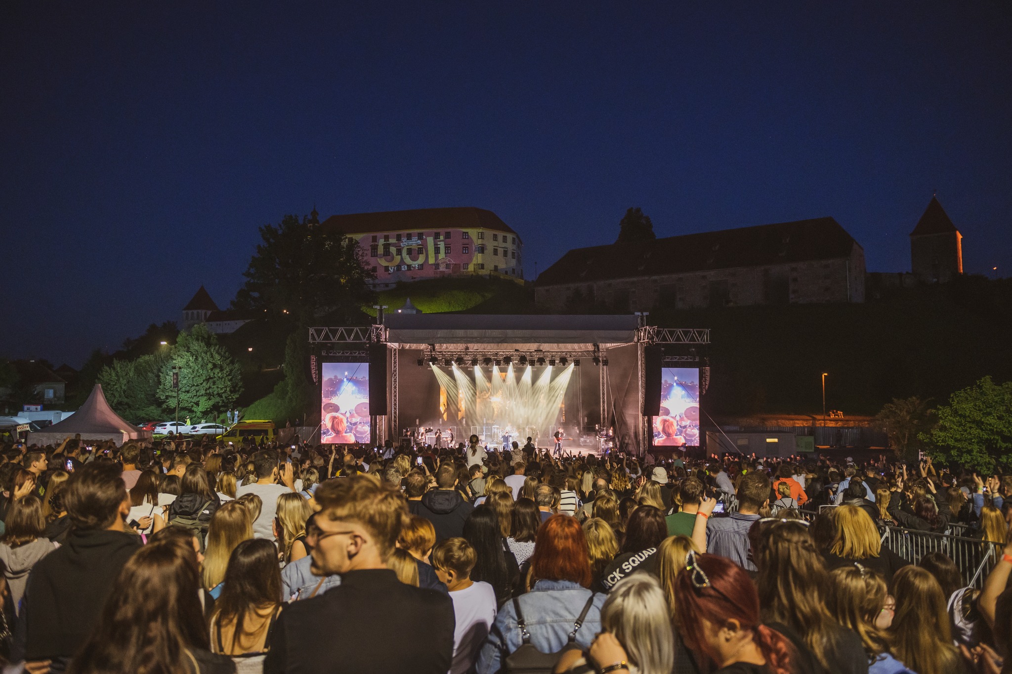 Glasbeni spektakel ob 50-letnici Poli: 10.000-glava množica plesala ob ritmih Joker Out