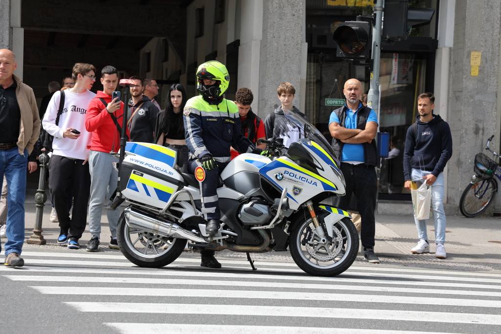 V trčenju dveh policistov se je ena oseba lažje poškodovala