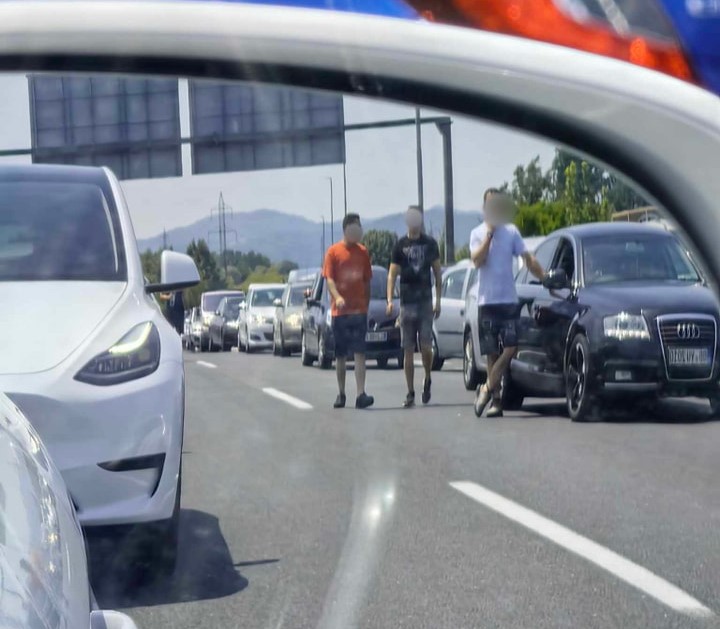 FOTO: Tik po nesreči na ljubljanski obvoznici vozniki zapustili vozila in se sprehajali po cestišču