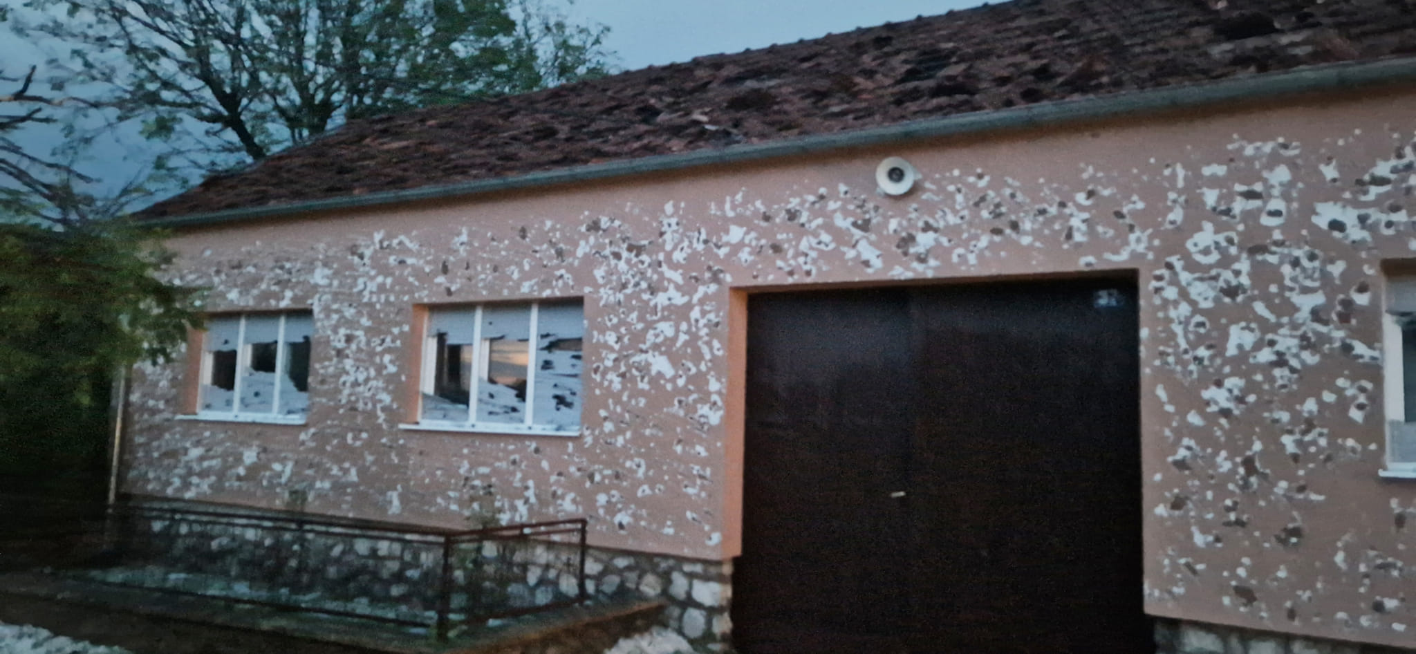 FOTO: Na Hrvaškem toča v velikosti teniške žogice uničevala vse - od hiš do avtomobilov