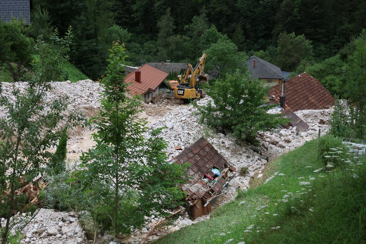 Po katastrofi v Kokri nadaljujejo s sanacijo, vzpostavili stezo za evakuacijo turistov