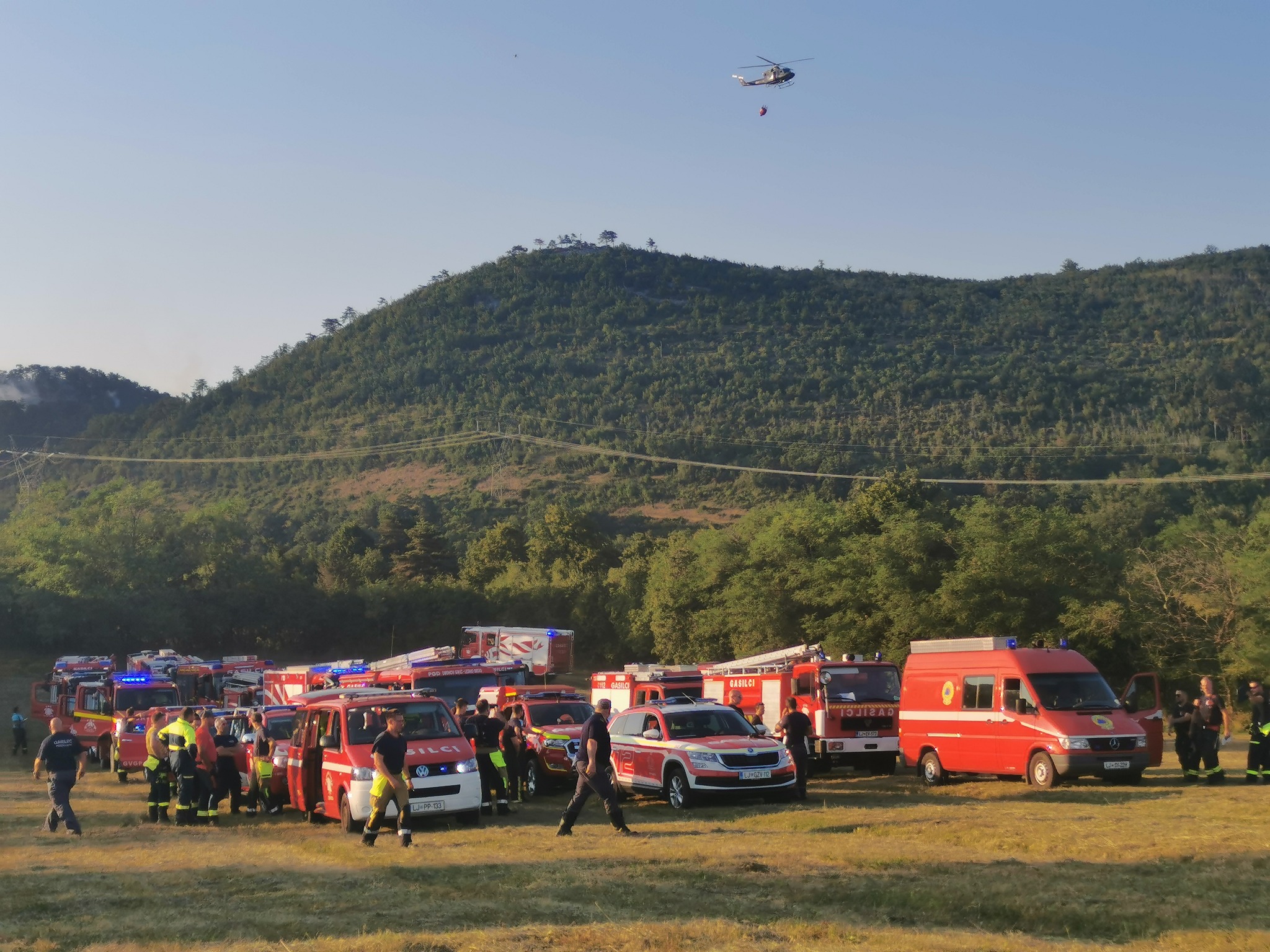 Ponoči 400 gasilcem uspelo omejiti požar na Krasu