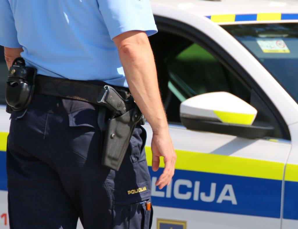 Pijani, brez izpita in z neregistriranimi vozili: Mariborski policisti včeraj zasegli dva avtomobila