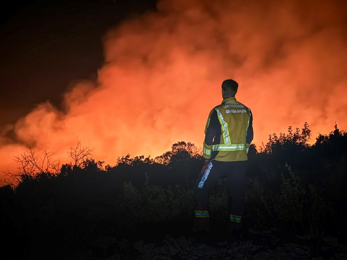 Dalmacija v plamenih: S požari se še vedno bori več sto gasilcev