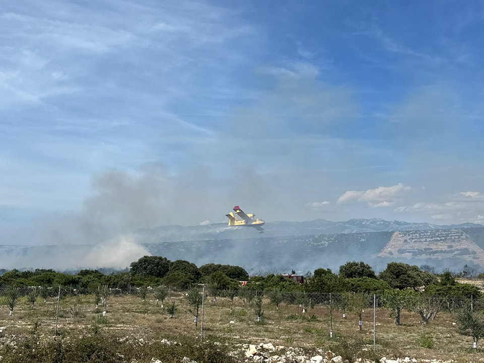 FOTO: Na Pagu izbruhnil požar, z ognjem se borijo tudi letala za gašenje