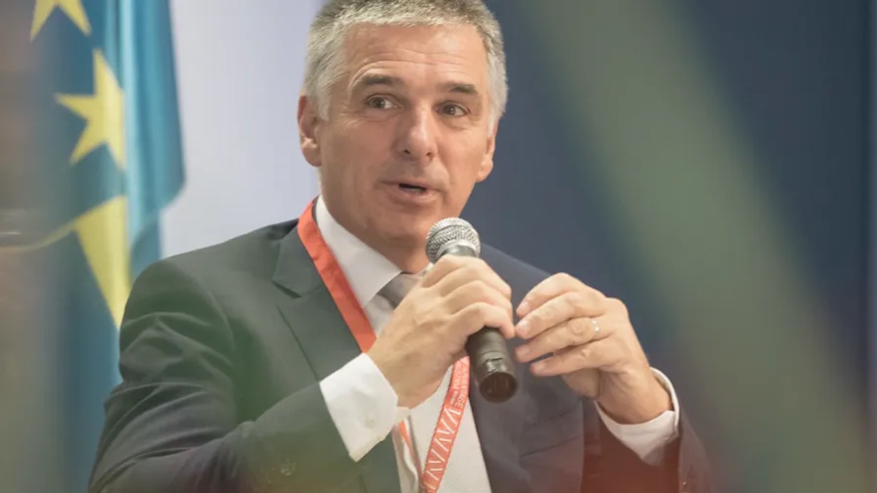 Po ovadbi Bratušek ostro odgovarja: »Stvari bomo prišli do dna«