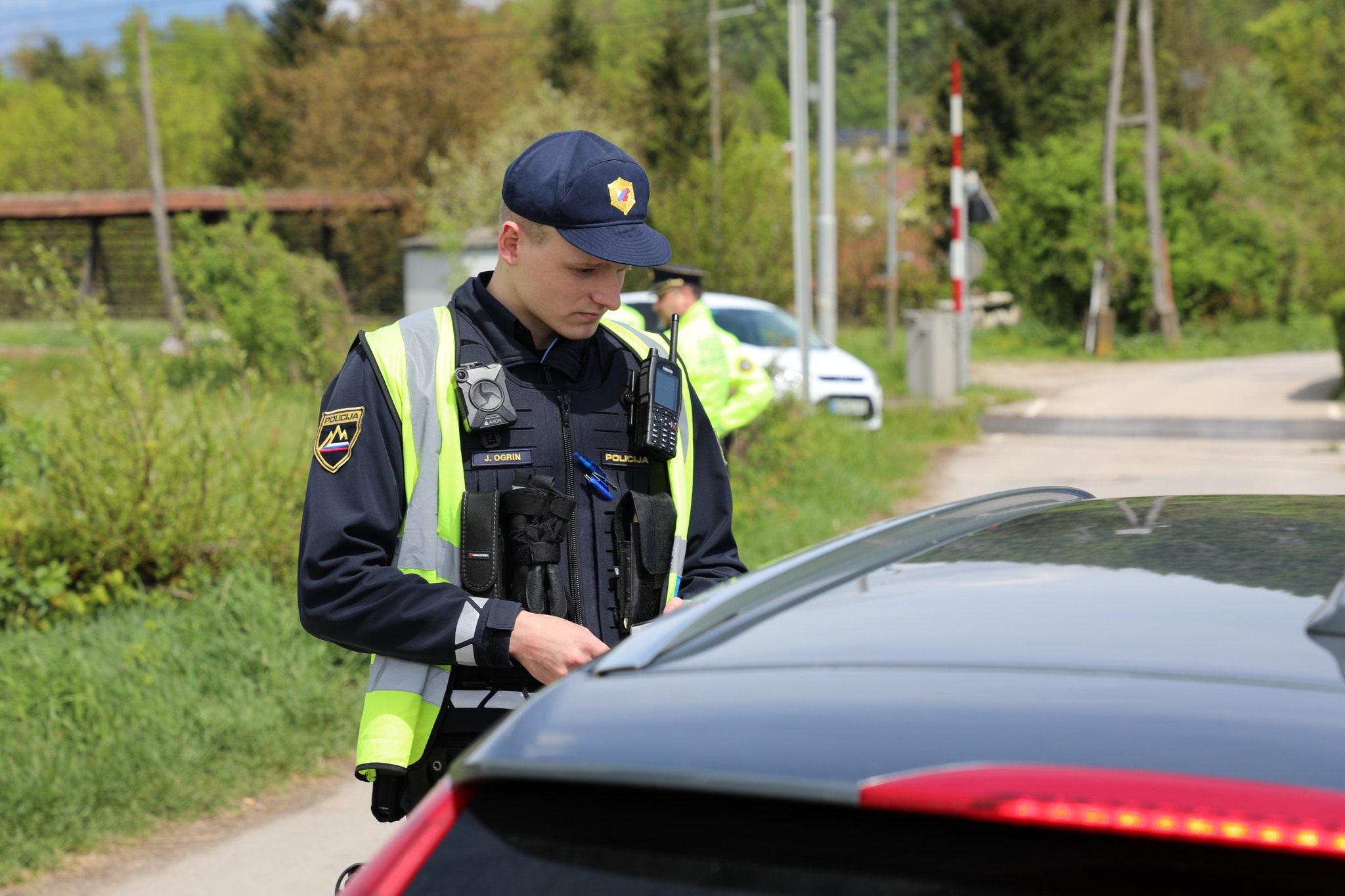 Policisti PU Maribor obravnavali češkega državljana, ki je v vozilu prevažal več tujcev, to je sledilo ...