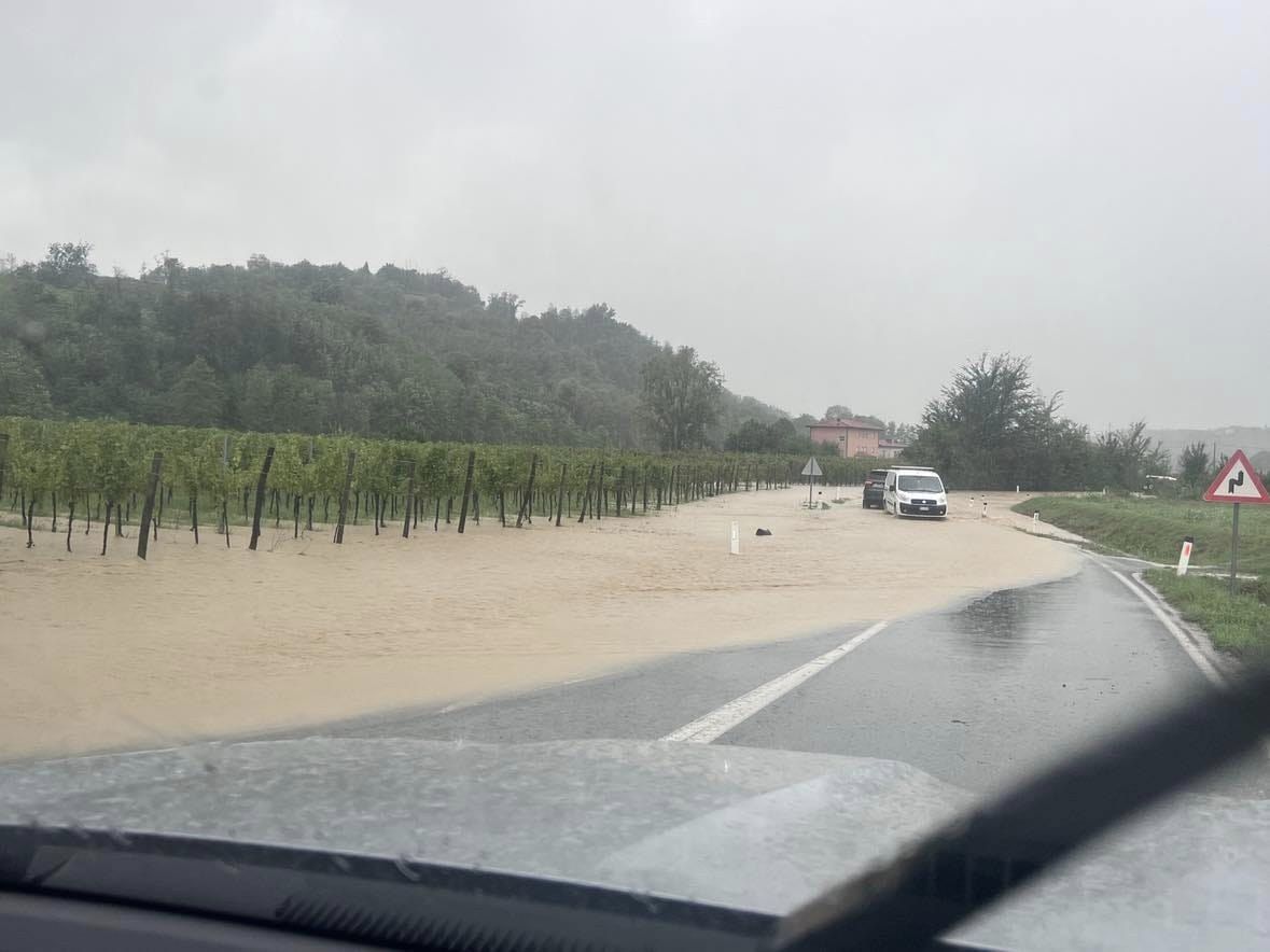 Povodenj na cesti je ob neurjih vse pogostejša. Kaj storiti, če nas ujame v avtu?