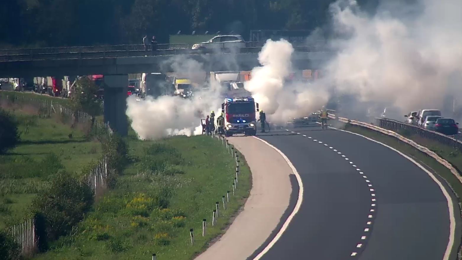 FOTO: Zaradi odstranjevanja posledic gorečega vozila zaprt vozni pas