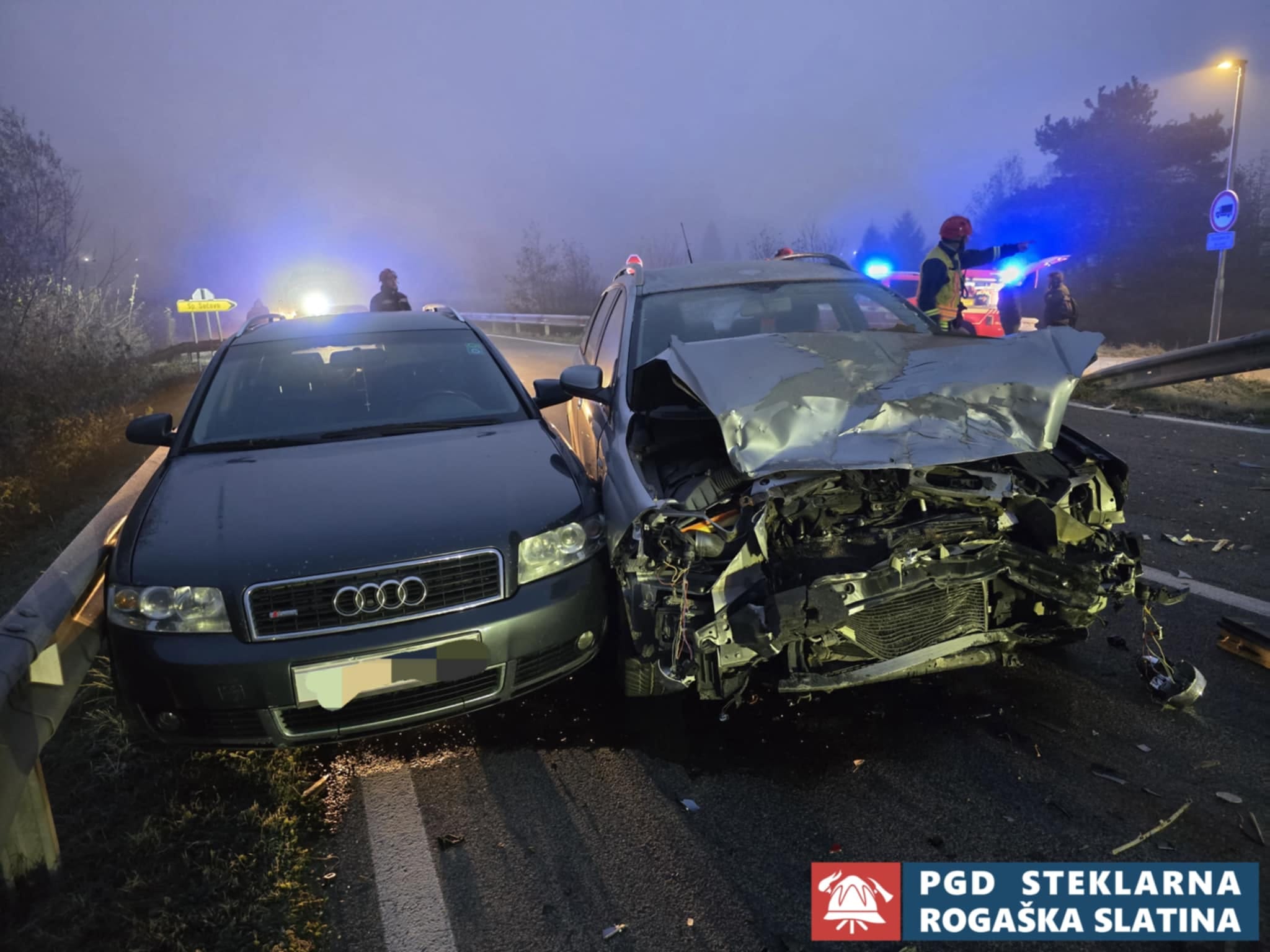 FOTO: V zgodnjih jutranjih urah po trčenju vozilo pristalo v jarku