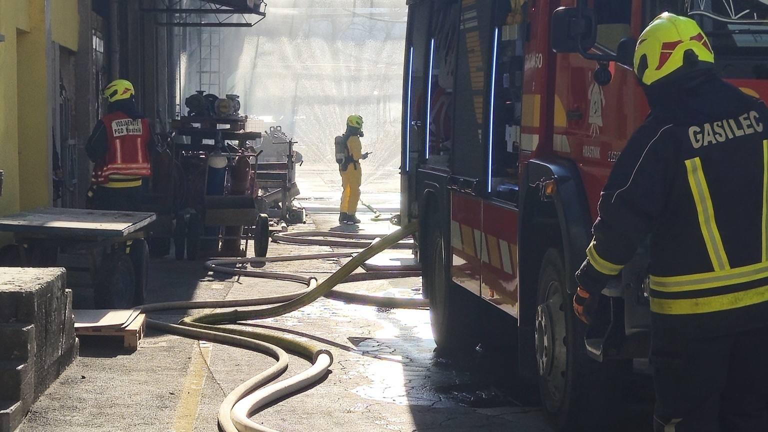 Požar v obratu kemične tovarne v okolici Maribora, to sporočajo gasilci