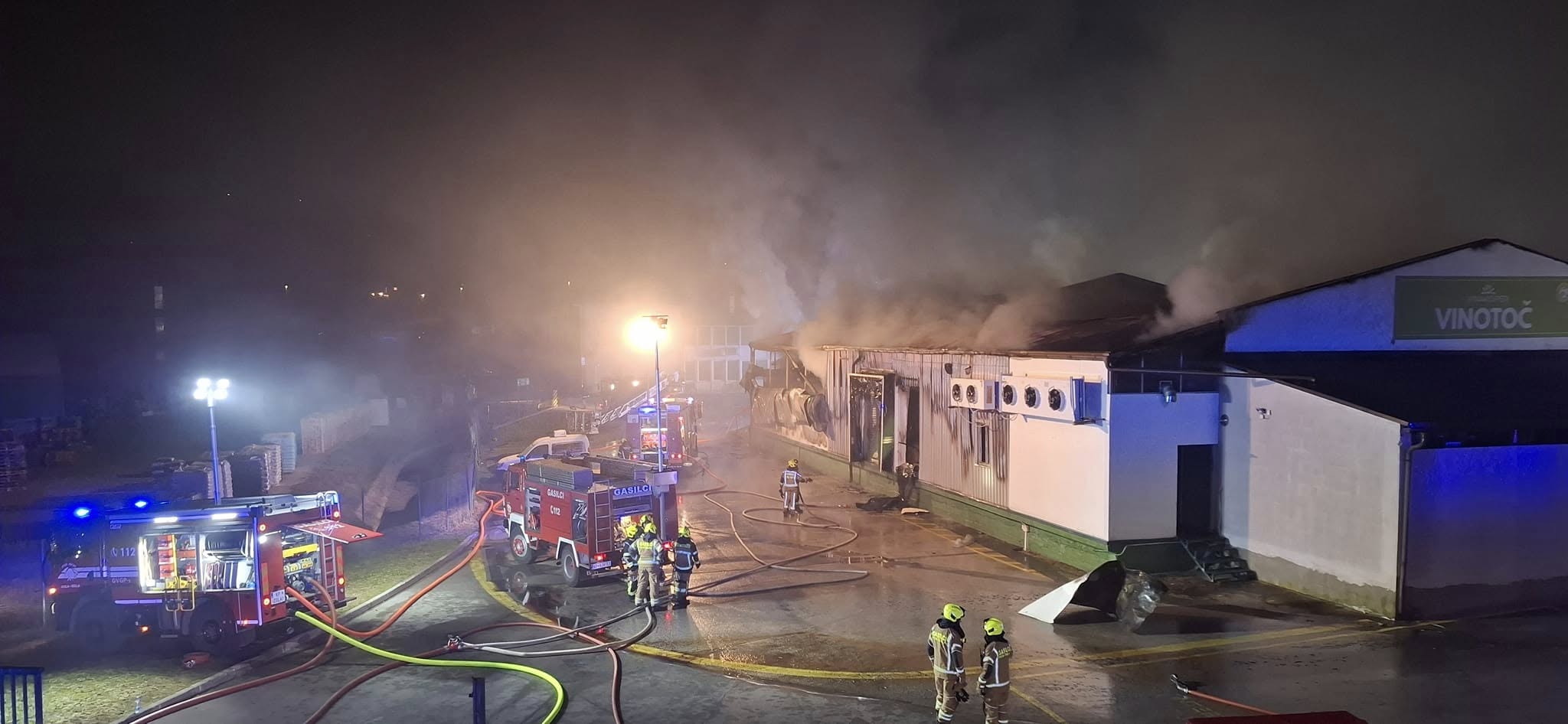 FOTO: Velik požar na Obali, ognjeni zublji zajeli celo trgovino