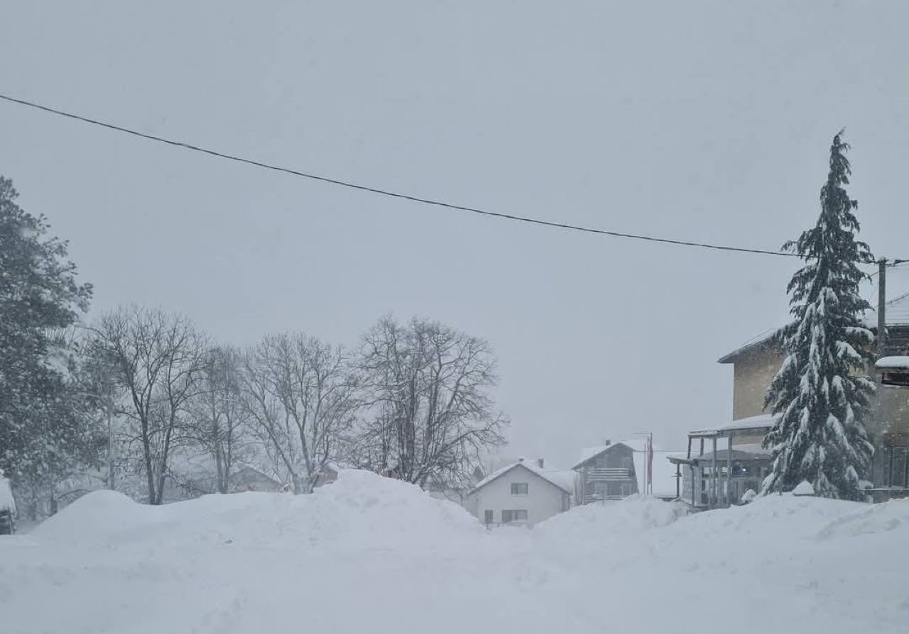 V BiH še vedno nekateri odrezani od sveta: Reševalci potrebovali 4 ure, da so prišli do otroka