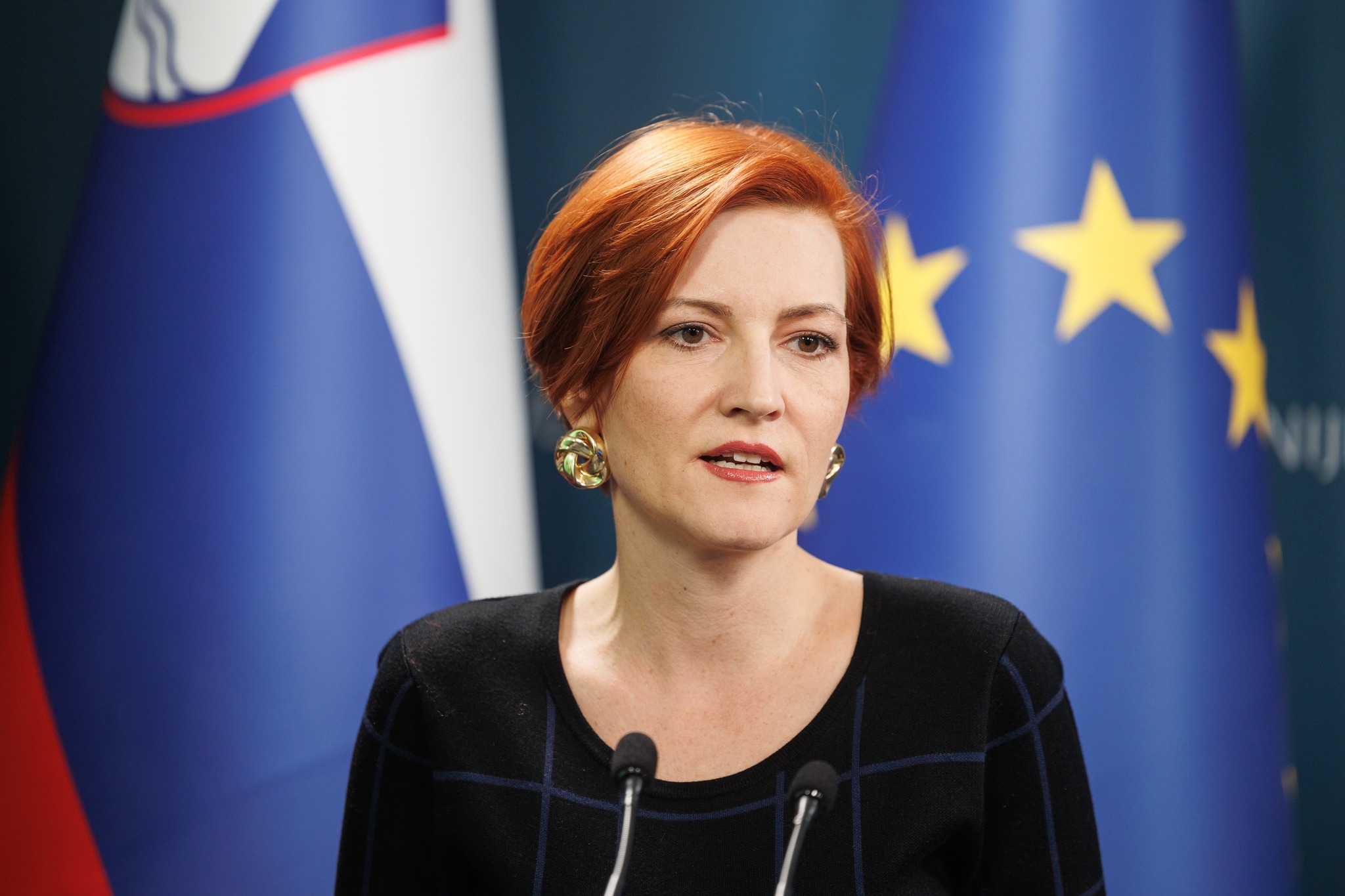 Kazenska ovadba zaradi nacistične simbolike: Levica s prstom pokazala na SDS