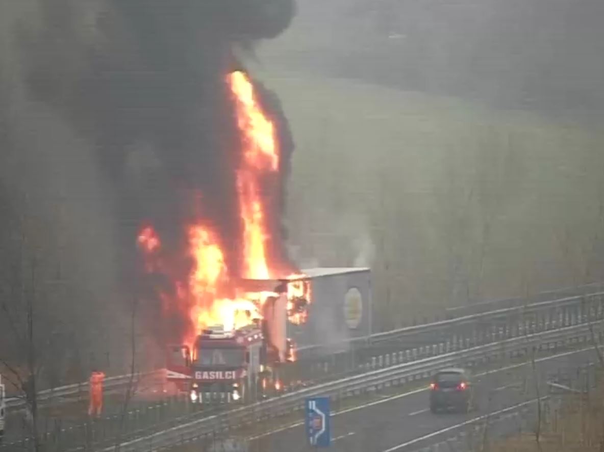 FOTO: Zaradi požara tovornega vozila zaprta vipavska hitra cesta