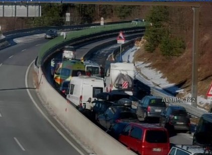 FOTO: Prometna nesreča ohromila promet na vipavski hitri cesti