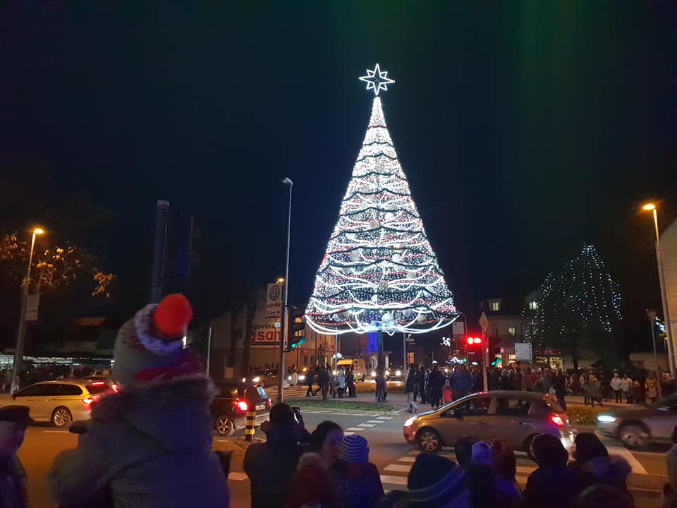 Ukrepi varčevanja so udarili tudi po božičnih lučkah, to slovensko mesto bo ostalo neosvetljeno