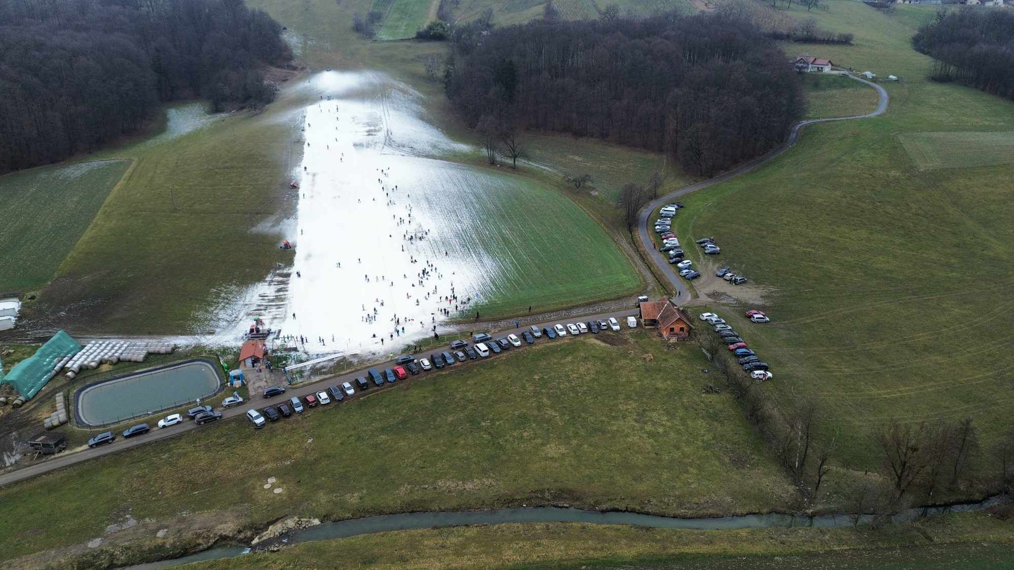 Smučišče med vinogradi: Globoki klanec navdušuje smučarje in sankarje