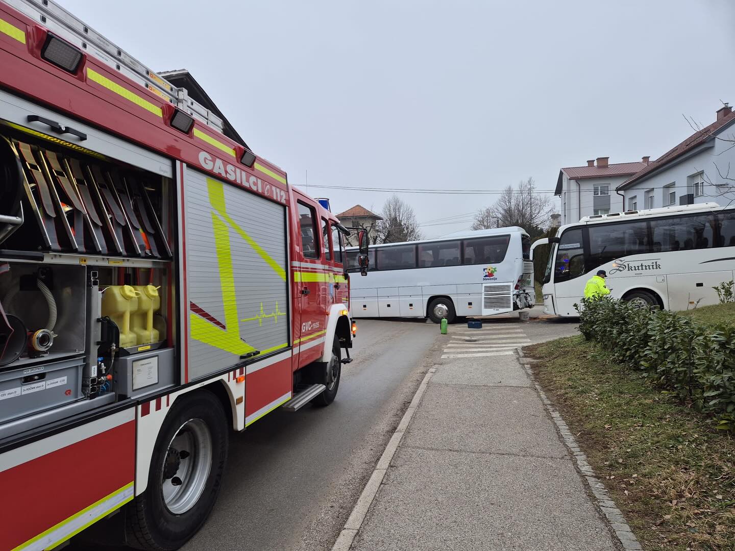 FOTO: Na Štajerskem trčila avtobusa, dva otroka odpeljana v bolnišnico