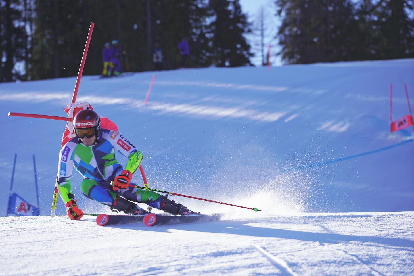 Spektakel v Kranjski Gori: Kristoffersen do zmage, Kranjec v ozadju