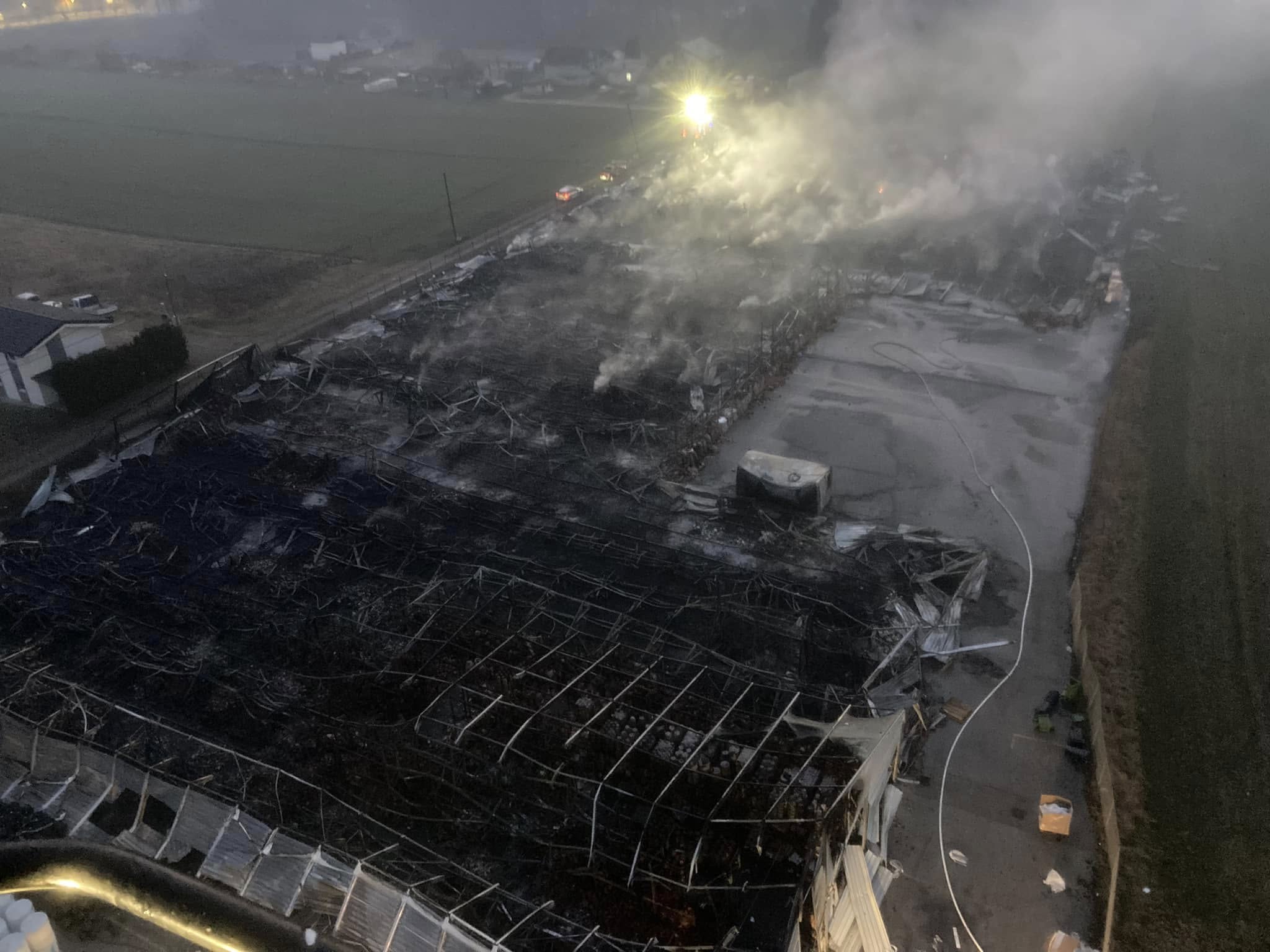 FOTO: Požar na Ledini požrtvovalni gasilci ponoči pogasili, posledice kastastrofalne