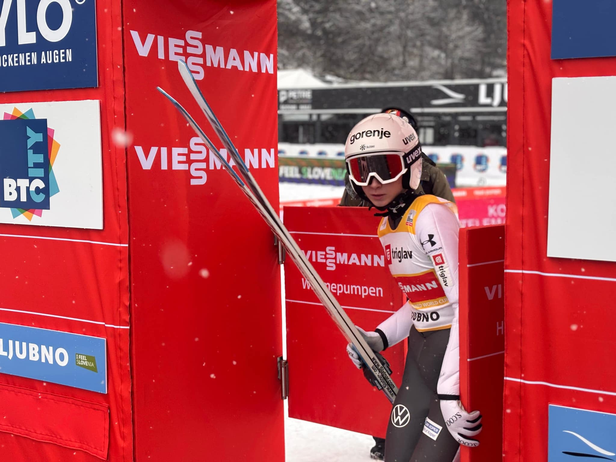 Ko je že dišalo po zmagi: Veter premešal štrene, Nika Prevc druga