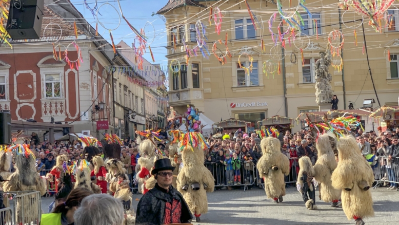 Na Ptuju največja mednarodna povorka v Sloveniji, v Cerknici bodo razveseljevali Butalci, v Cerknem laufarji