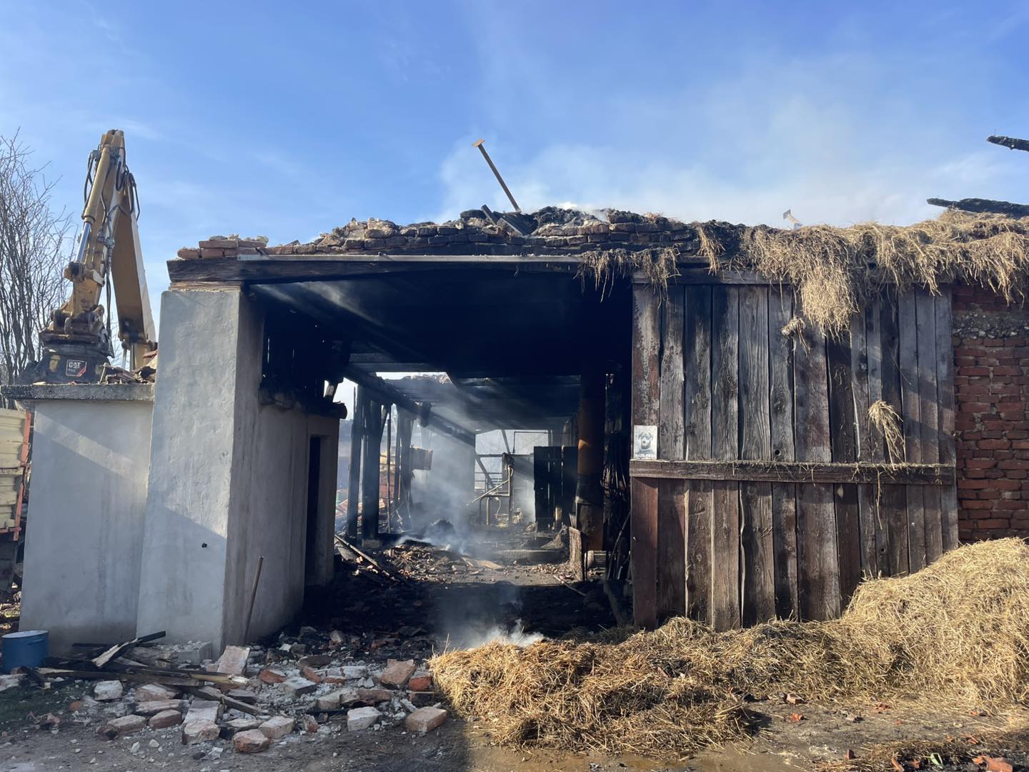 FOTO: Hud požar v Slovenskih Goricah povzročil 300.000 evrov škode, gasilci reševali živino