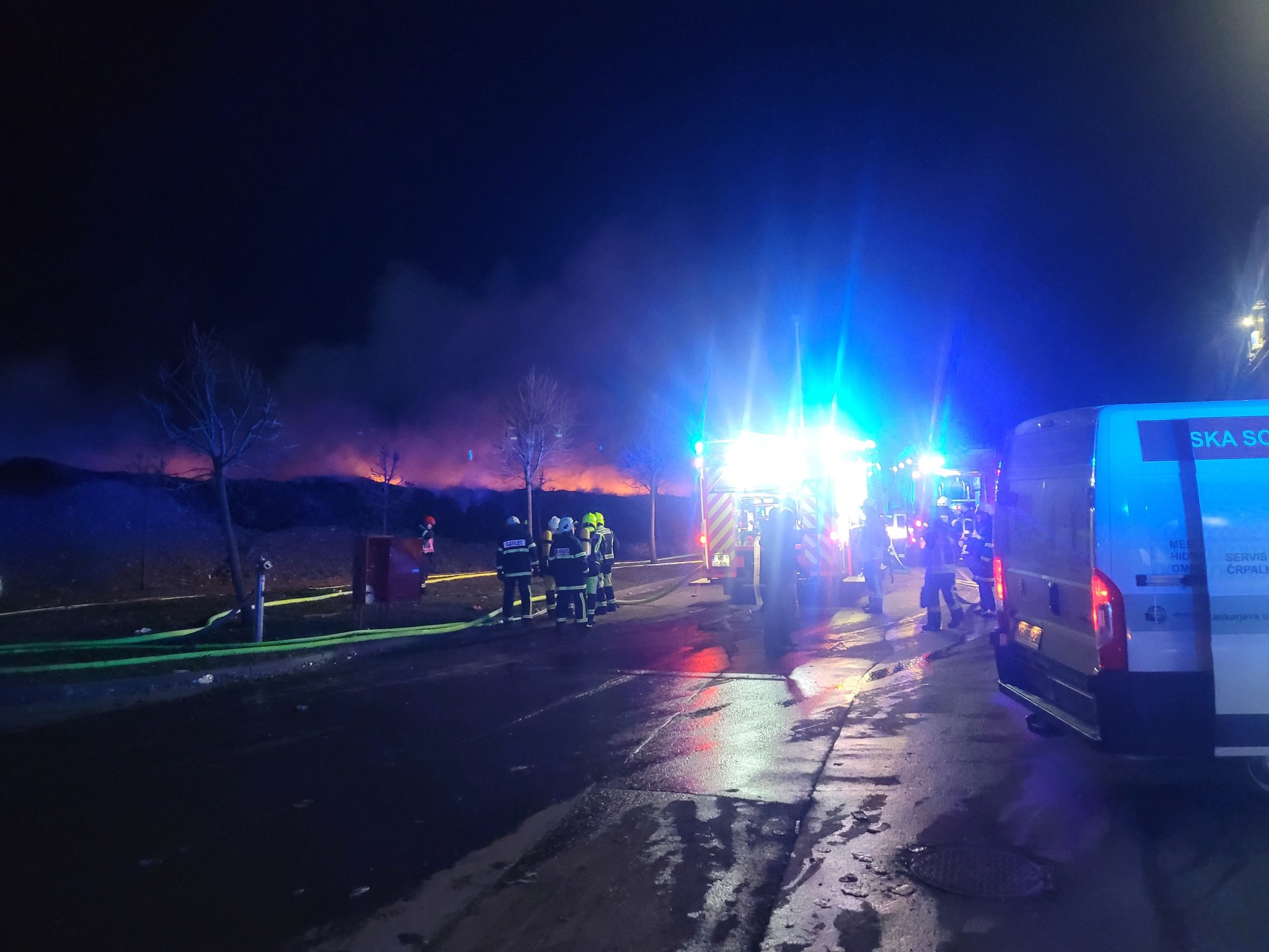 FOTO: Ponoči zagorelo na deponiji odpadkov v Puconcih, prebivalce pozivajo k previdnosti