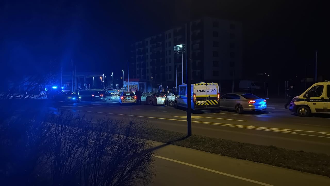 FOTO: Divji nočni beg po Mariboru, voznik policistom bežal z izpraznjenimi pnevmatikami, dokler ...