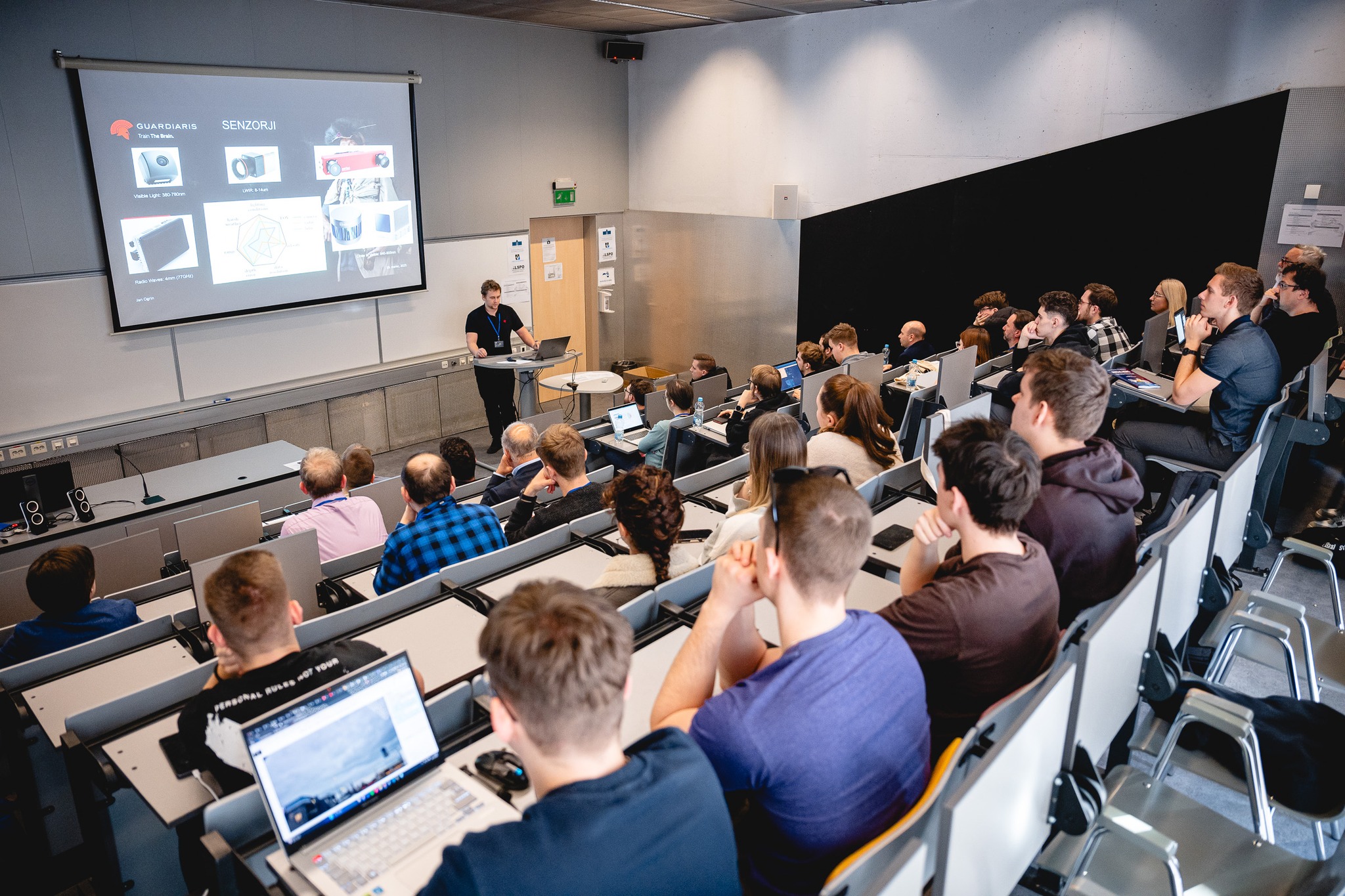 Tehnologije, ki vidijo: Letos ob superračunalniku v ospredju tudi promet, medicina, droni in digitalna identiteta