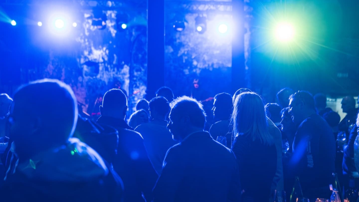 KAM v Mariboru v drugi polovici julija? Vinski večeri, Gatsby zabava in silent disco pod hrastom