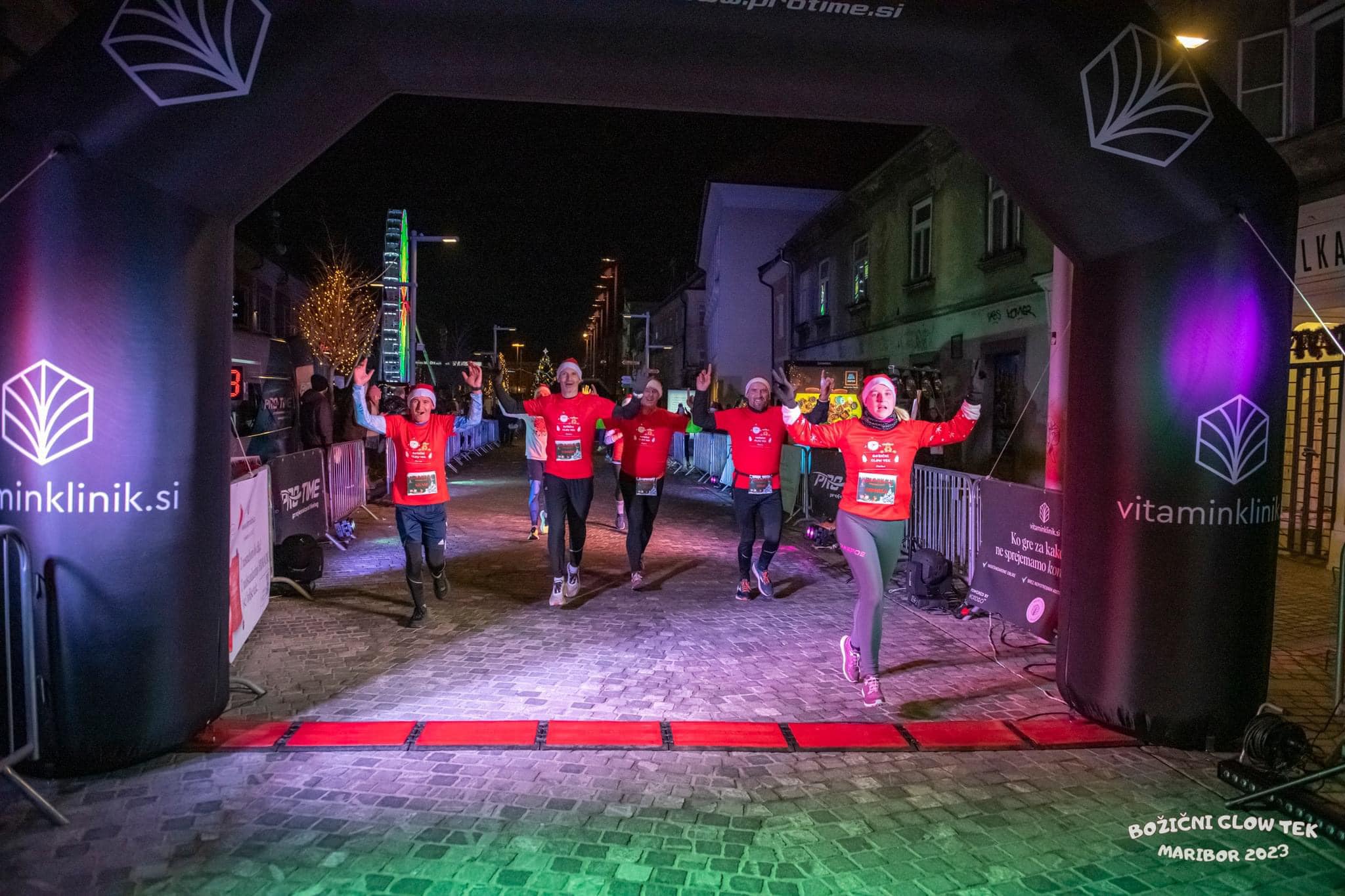 Čaroben Maribor v tekaških copatih: Na ulice se vrača Božičkov tek