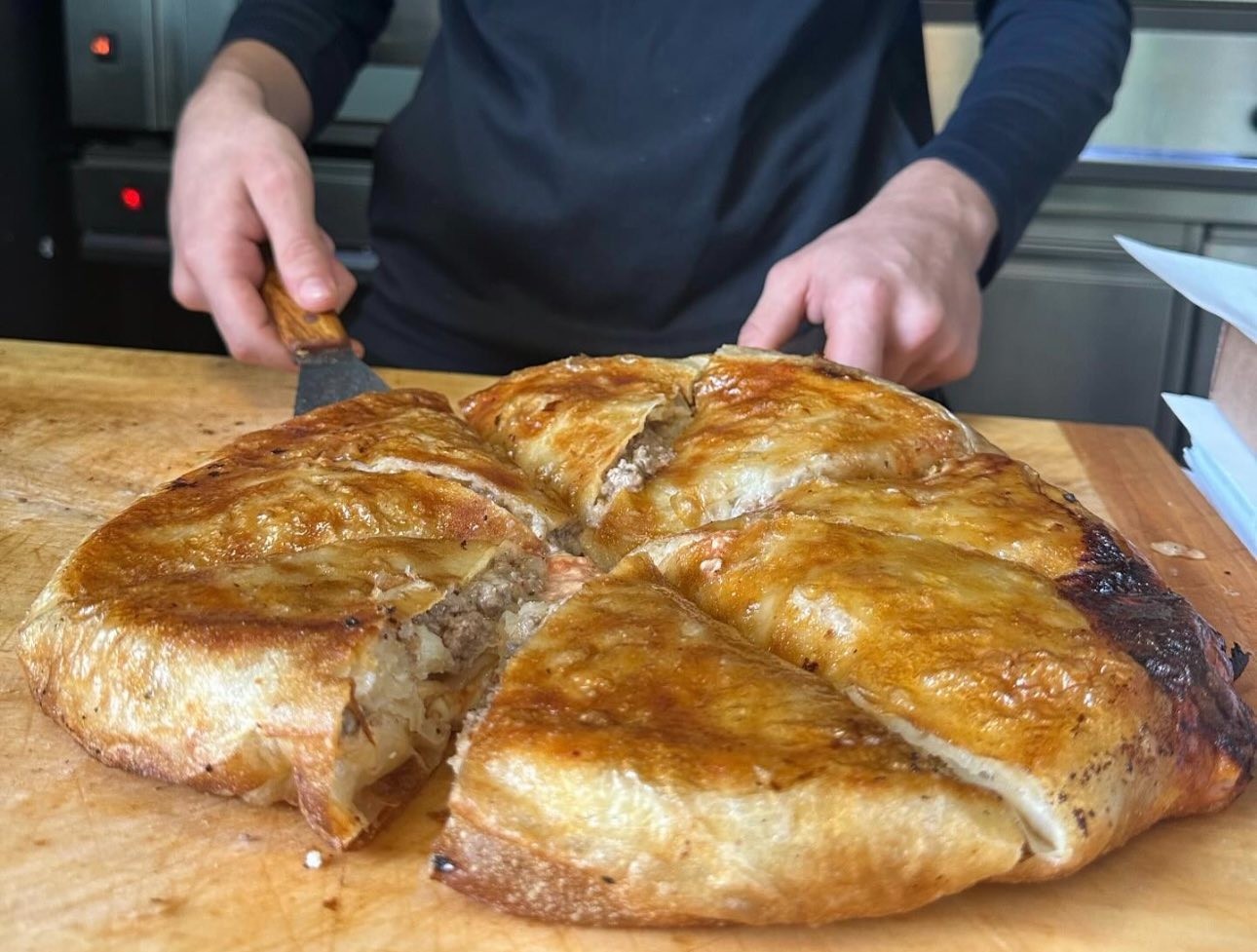 Prodajalec bureka z ukrepi nad naše južne sosede: Burek za vas 100€/kos!