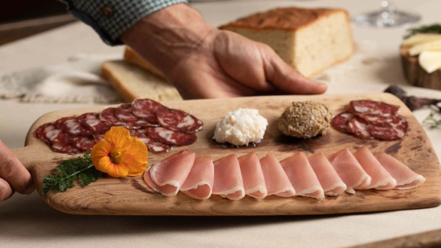 V mesnem izdelku, ki ga Slovenci naravnost obožujemo, odkrili nevarno bakterijo