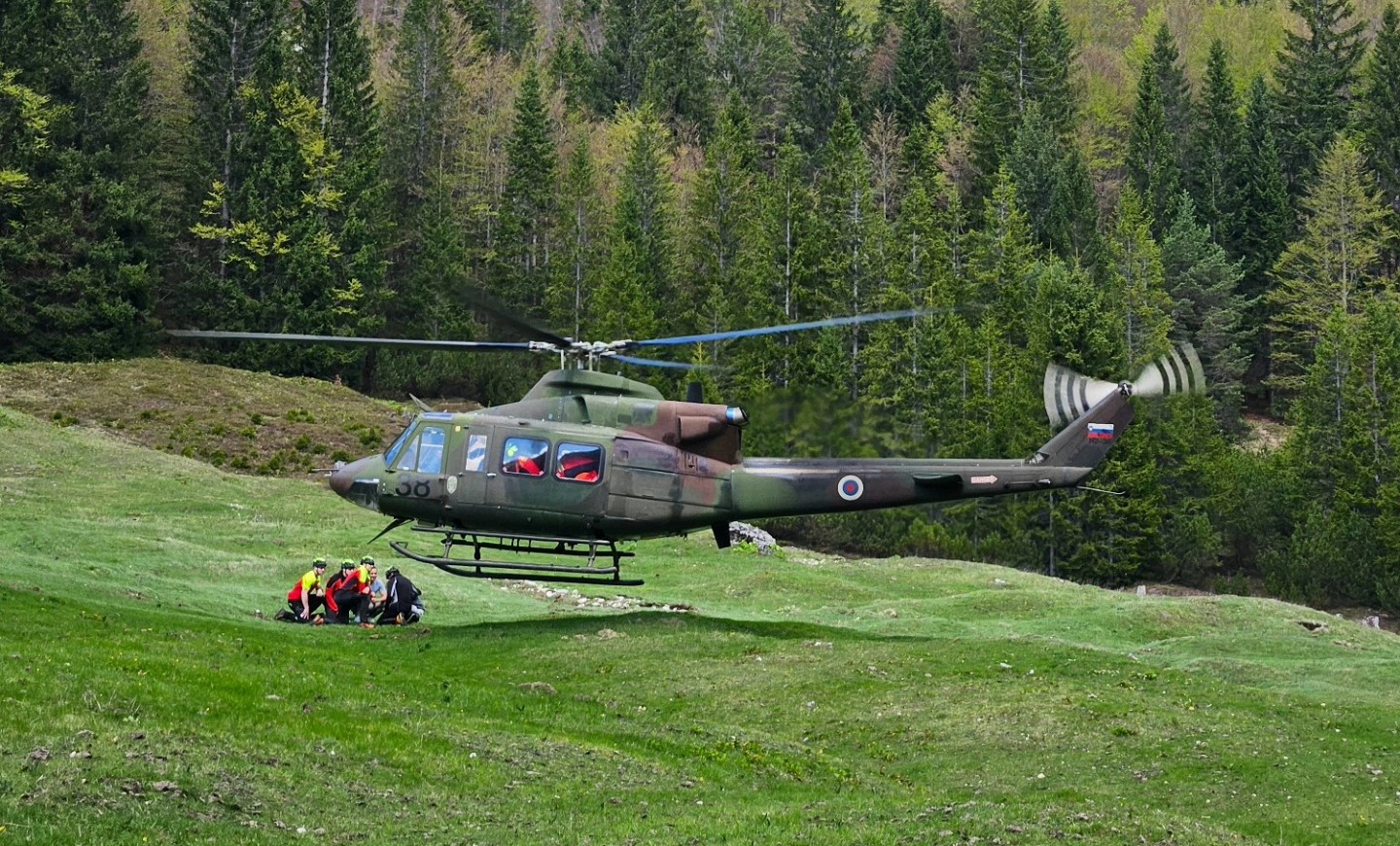 Po zasilnem pristanku manjše letalo ujeto v krošnji drevesa, potnika reševali s helikopterjem
