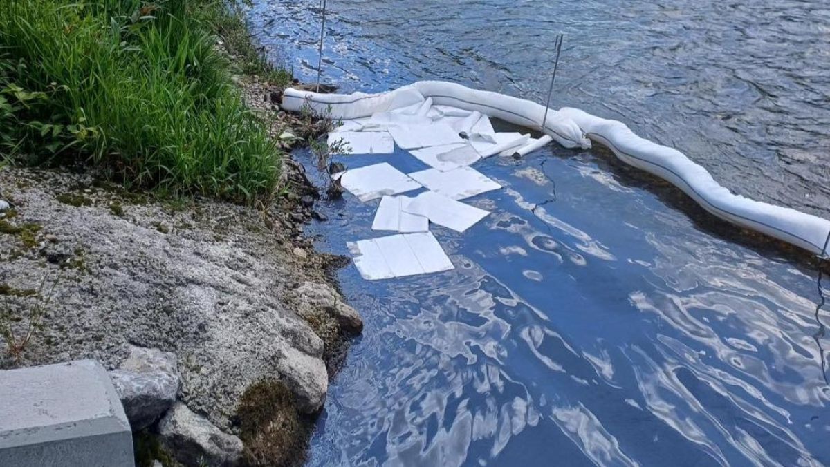 Neznana sivomodra tekočina v reki močno prestrašila prebivalce na Štajerskem