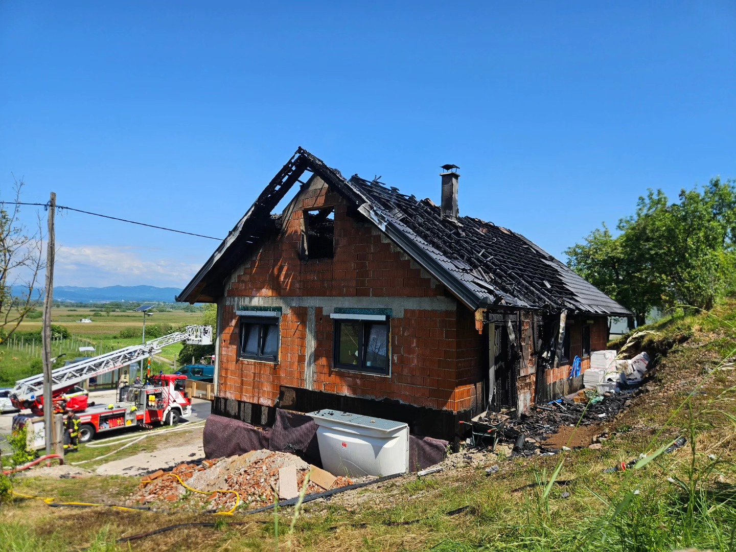 Lastnik si je z ognjem po pomoti uničil hišo, ki jo je šele postavil