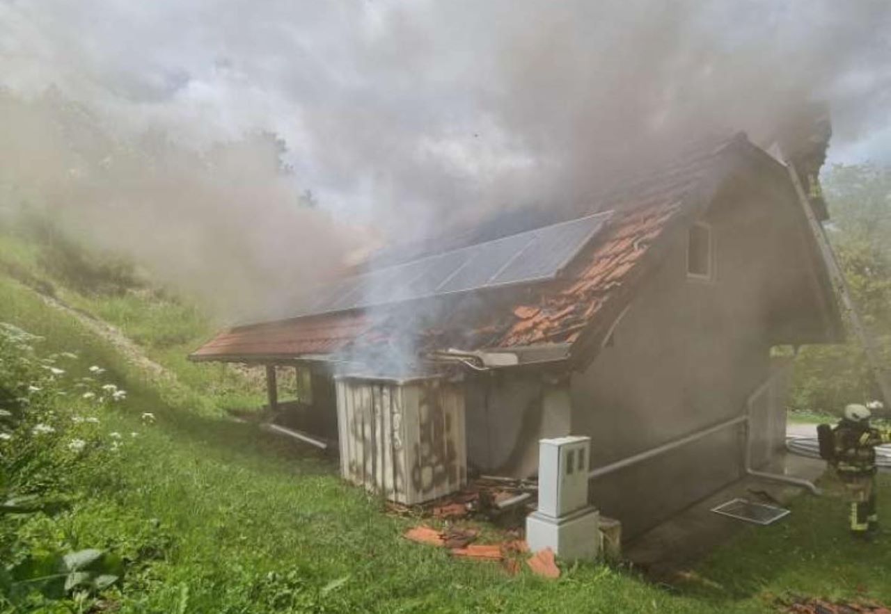 Na razsmerniku sončne elektrarne izbruhnil požar, ostrešje hiše popolnoma uničeno (FOTO)