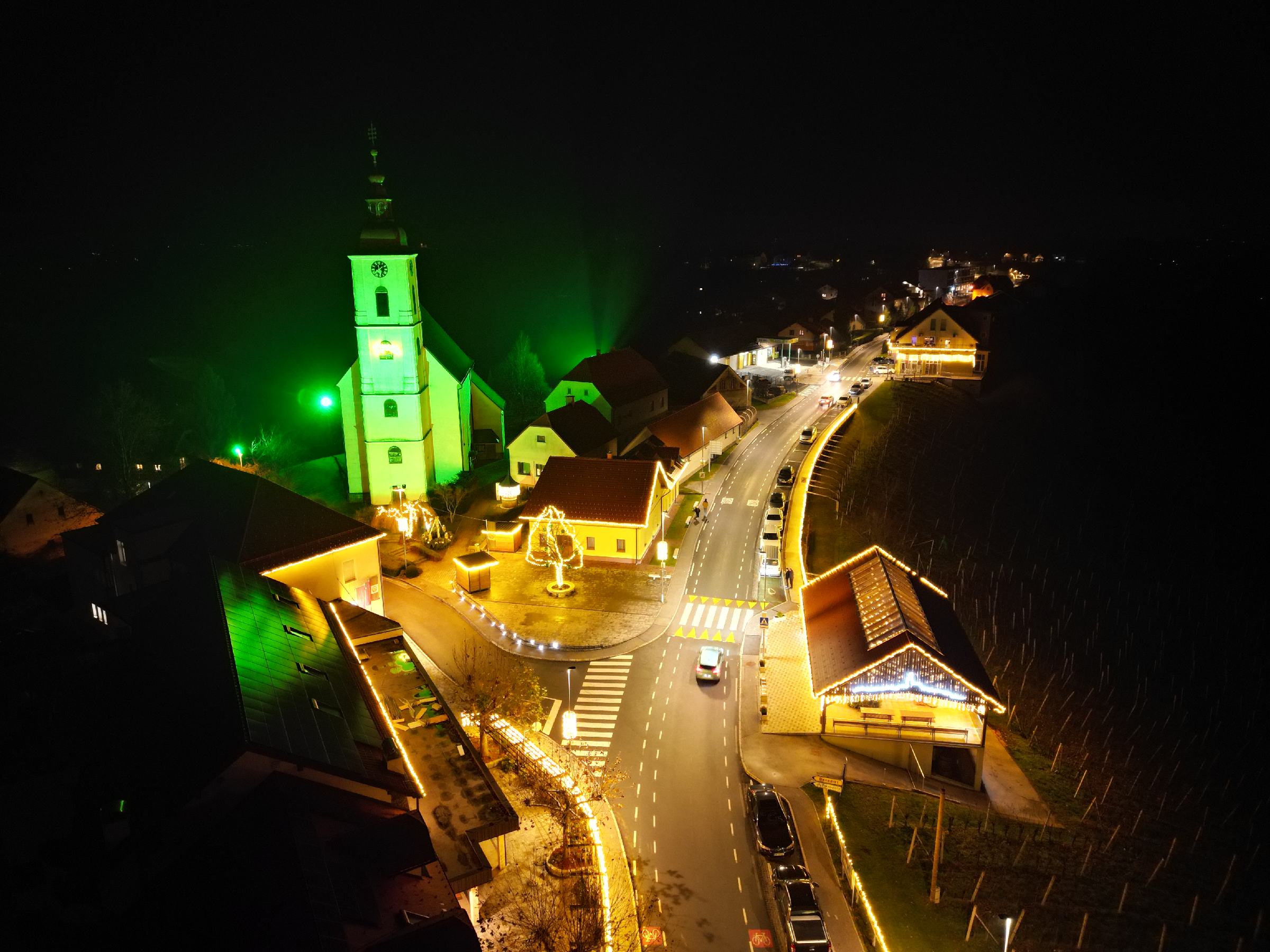Decembrska pravljica na Sveti Ani: Nova razsvetljava, fototočke in bogat praznični program s silvestrovanjem
