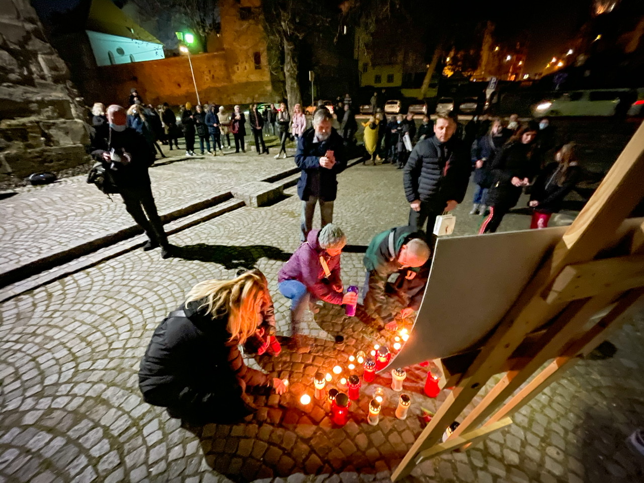FOTO in VIDEO: V slovo Panonskemu mornarju prižgali svečke na Lentu