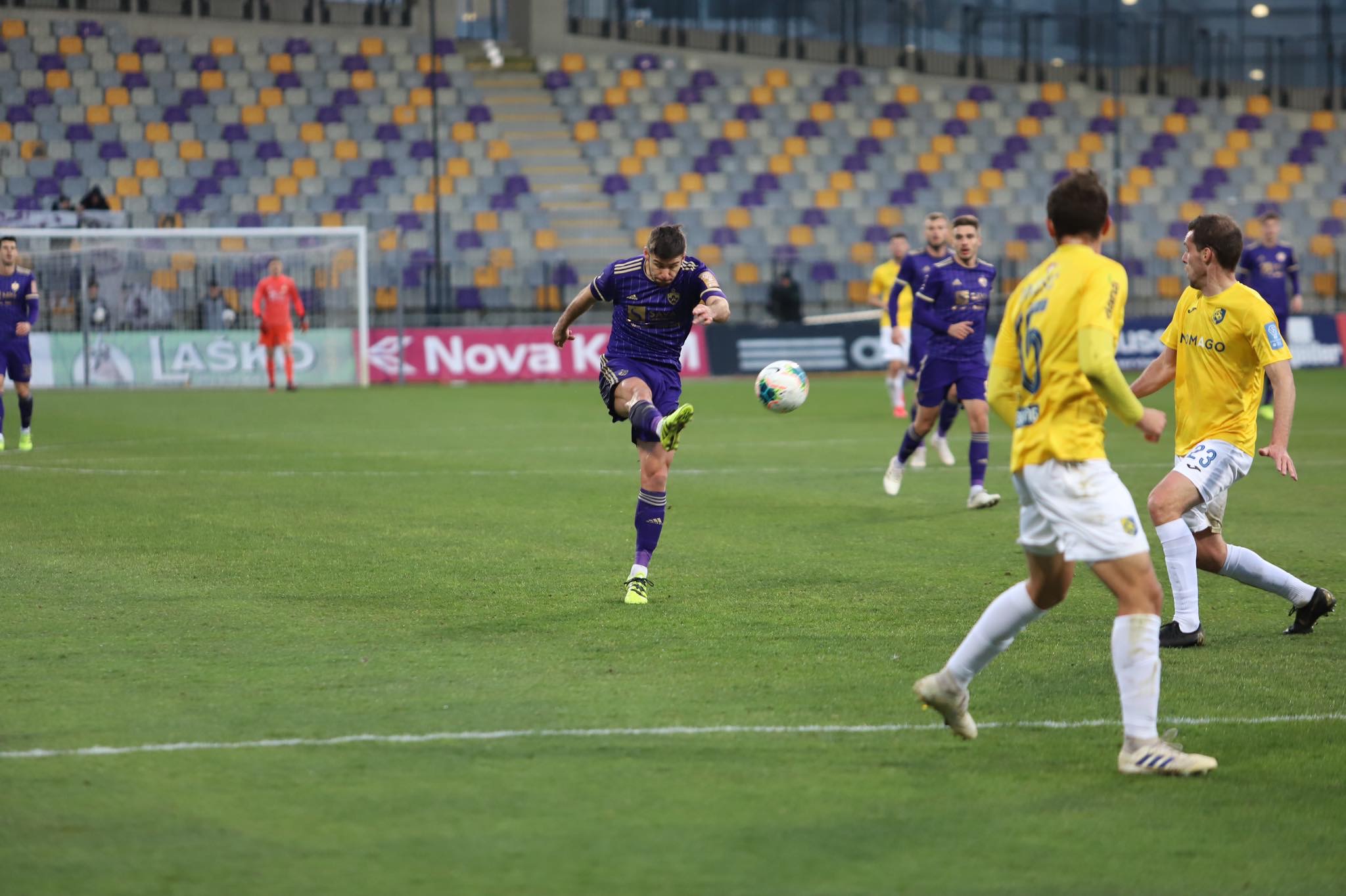 VIDEO: Bravo presenetil Maribor, gledalec v Ljudskem vrtu s predmetom zadel sodnika