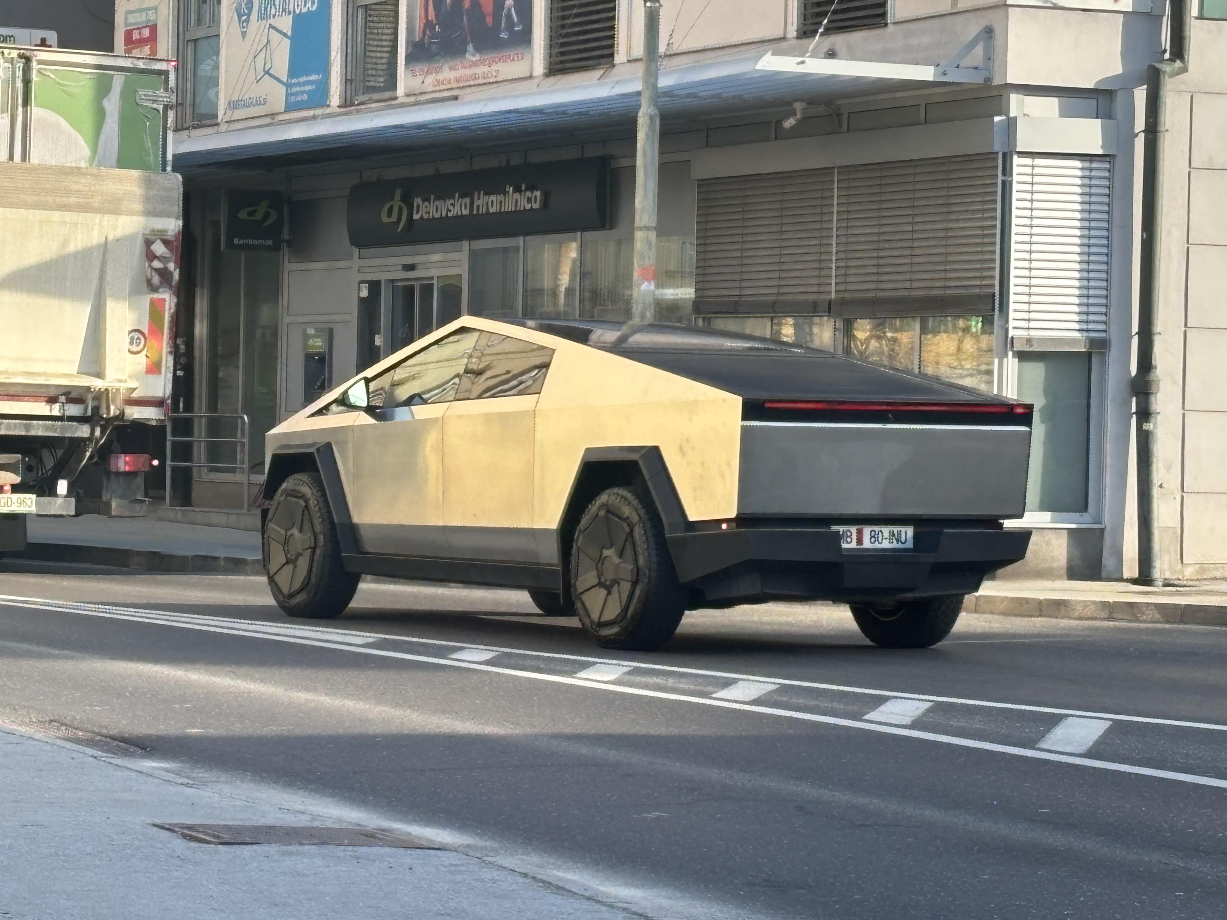 FOTO: V bližini Maribora na cesti opazili Tesla Cybertruck, kako je prišel v Slovenijo?