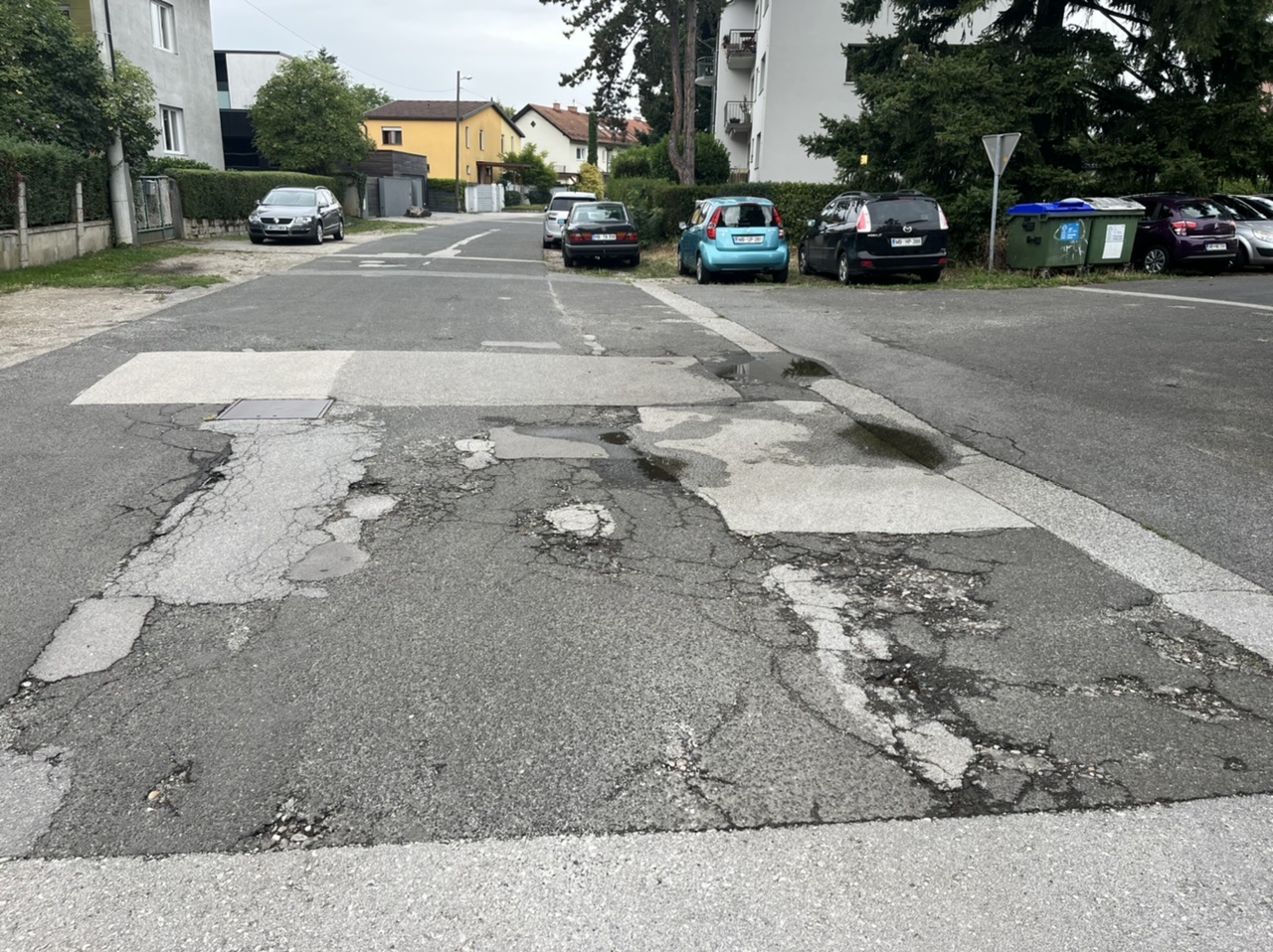 FOTO: Na Medvedovi imajo “asfaltno greznico”, kaj na to porečejo na občini